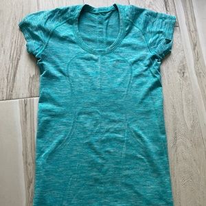 Lululemon swiftly T. Size 6.